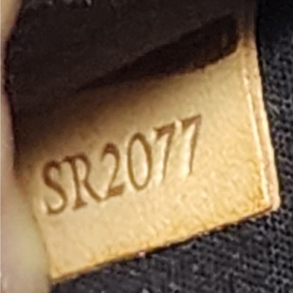 Louis Vuitton Roxbury Shoulder Bag. - Picture 3 of 8